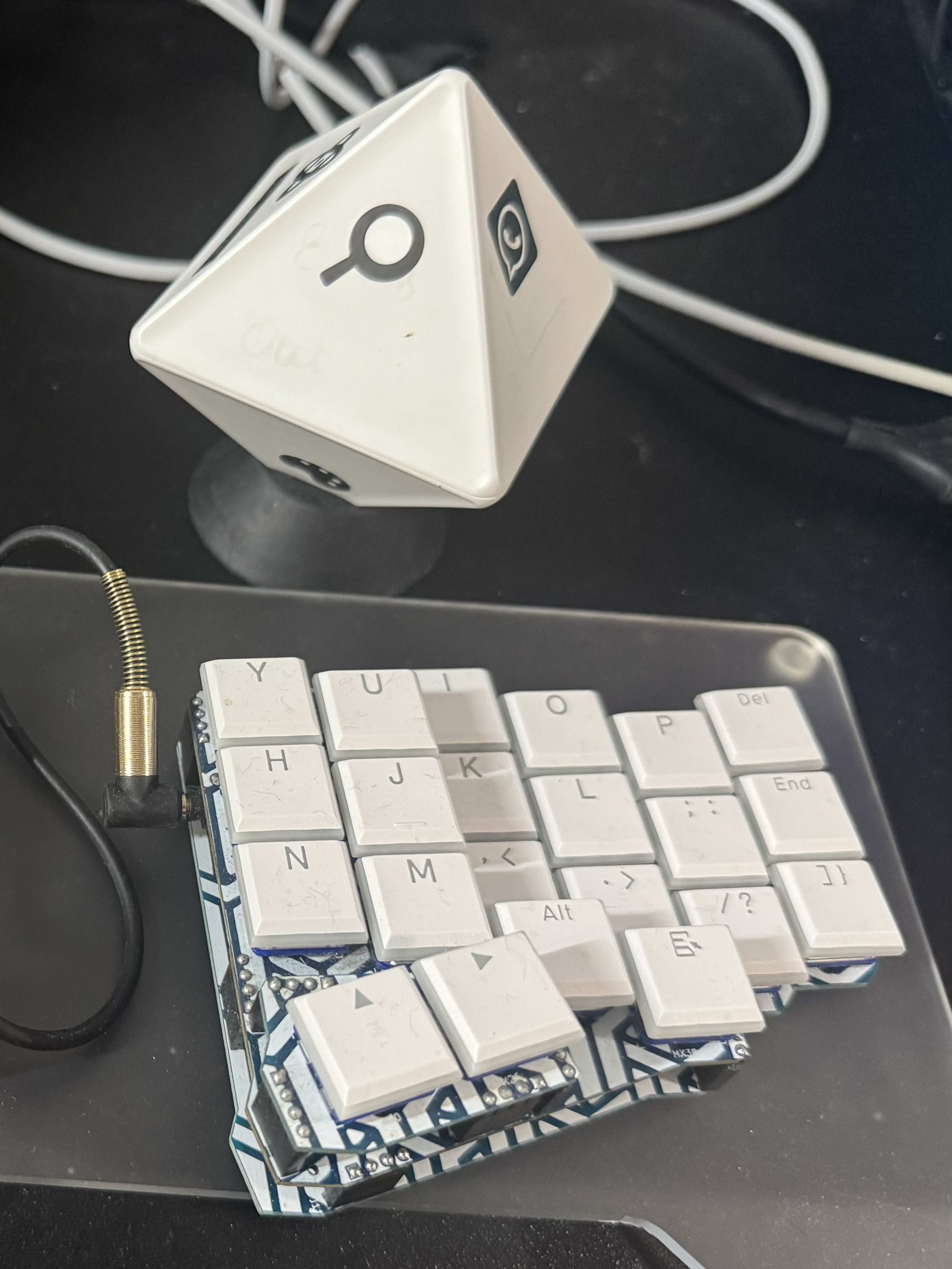 Timeular Tracker on desk